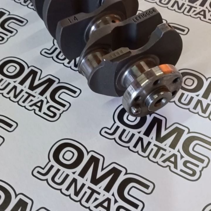 Máquina de corte láser de alta precisión cortando una junta.